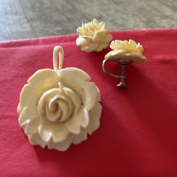 Carved Ivory Earring and Pendant - Picture 2 of 3